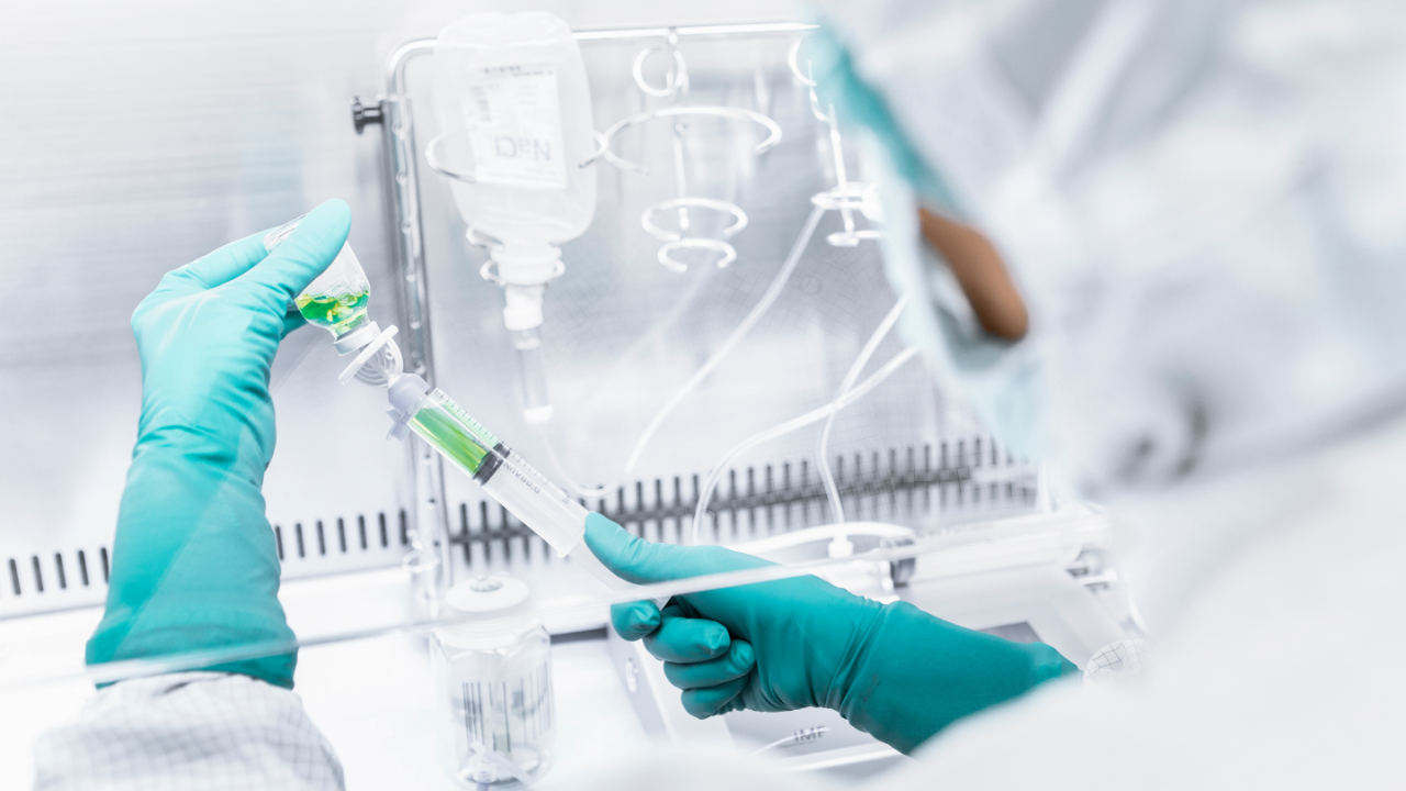 Pharmazeut im Reinraumlabor