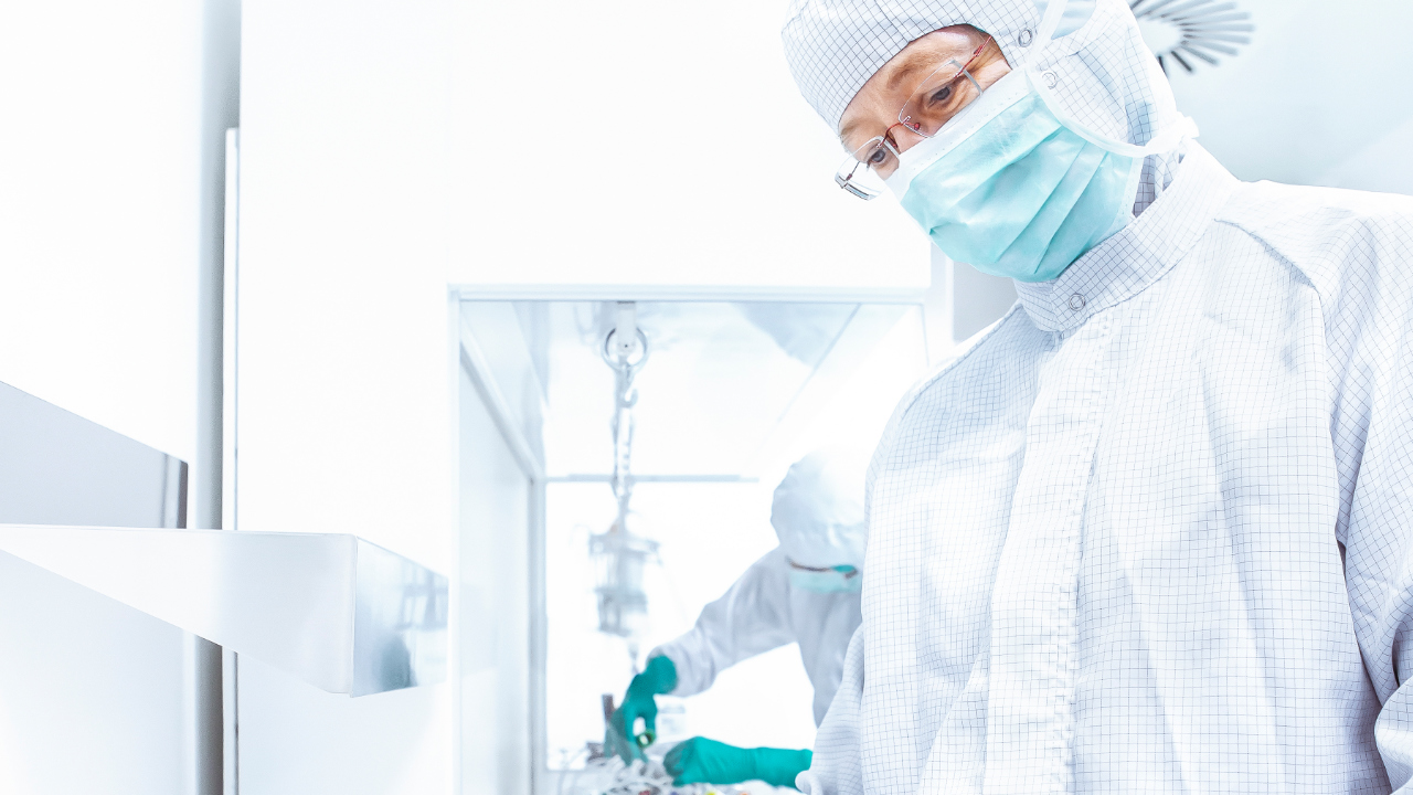 Pharmazeutin im Reinraumlabor