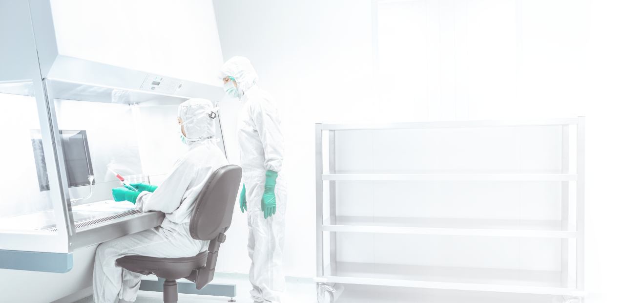 Pharmazeuten im Sterillabor der ABF-Apotheke